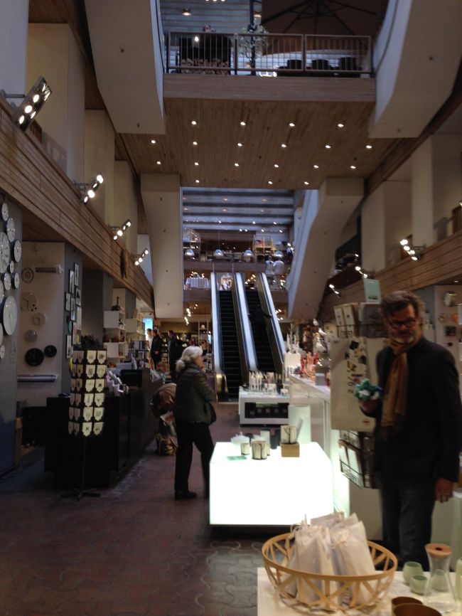 イルムスの中に入ると、思いの外大きい。<br />北欧を始め、世界の名だたる家具や雑貨が並ぶ。<br />まるで美術館のよう。<br /><br /><br /><br /><br /><br />