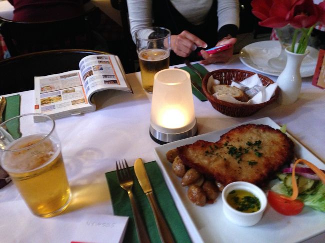 夕食はストロイエ近くの「Nytorv（ニュートーゥ）」<br />カツレツの大きさにはびっくり。<br />味はそれなり、値段はビックリ、これがコペンハーゲンの物価。<br />