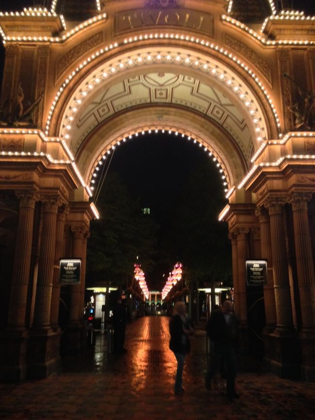 ストロイエでブラブラしていたら暗くなって来た。<br />ライトアップが奇麗だというチボリ公園へ。<br />