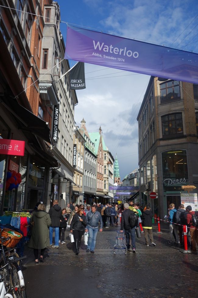 ギネスブックにチャレンジするイベントを開催中。<br />列をなして、何百人が同時にキス。<br />参加を誘われたのだが…。<br />