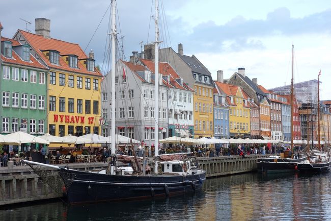 ニューハウンに着く。<br />あの有名なカラフルな家並みが目の前に広がる。<br /><br />ここで24時間観光チケットを買って、水上観光バスに乗ろうとしたら、<br />そのチケットは中央駅や観光案内状でしか売ってないと言う。<br />後で中央駅に行くので、水上観光バスは明日にしよう。<br />