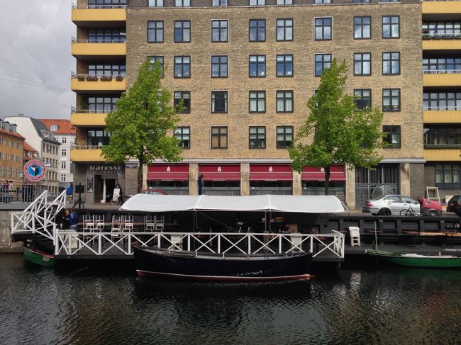 船のカフェ。<br />水辺の豊かさが日本にもほしい。<br />