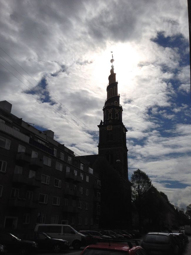 クリスチャン・ハウンのシンボル、救世主教会。<br />太陽と重なって幻想的だ。<br />神が降りてくるよう。<br />