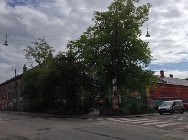 ここは「クリスチャニア」という地帯。<br />ヒッピーや不法滞在者のたまり場のようなことろ。<br /><br /><br />