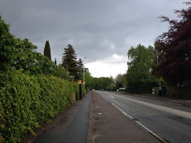 さて、次なる目的地は「ルイジアナ現代美術館」。<br />世界で最も美しい美術館だという人もいる。<br /><br />北に向かう電車に30分ほど乗り、Hemlebaek駅で下車。<br />閑静な住宅地を案内に従って歩く。<br /><br />