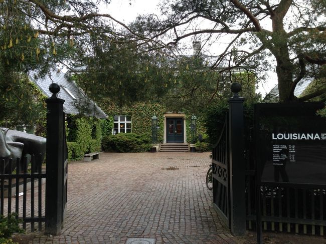 10分ほど歩いて入口らしき所へ。<br />邸宅の玄関のようで、美術館には見えない。<br />