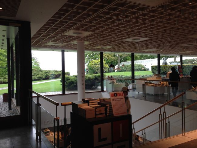 中に入ると広い。<br />ミュージアムショップも充実。<br />それにしても、庭の緑が鮮やか。<br />