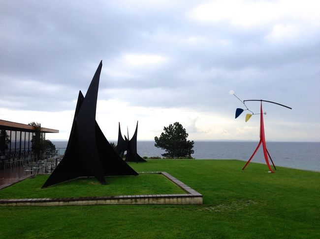 案内に従って進むと屋外へ。<br />庭には現代彫刻の展示。<br />海の向こうはスウェーデン。