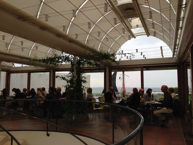 海を望むいい所にカフェ。<br />ここが好きで何度も来る人がいるとか。<br />ケーキと生ビールで休憩。