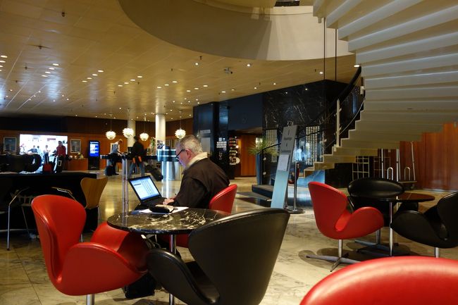 ホテルのロビー。<br />カッコいい螺旋階段、オリジナルの椅子、ヤコブセンの拘りが判る。<br />