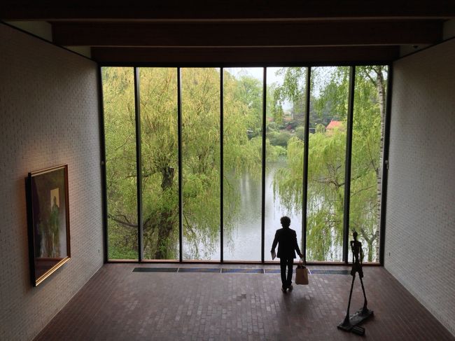 池に面した展示室。<br />様々なシーンを用意している。<br />空間構成に、なにか日本的な匂いがする。