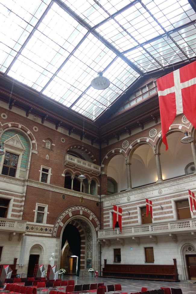 中に入ると、大きな吹き抜け。<br />ガラス屋根からの光で明るい。<br />