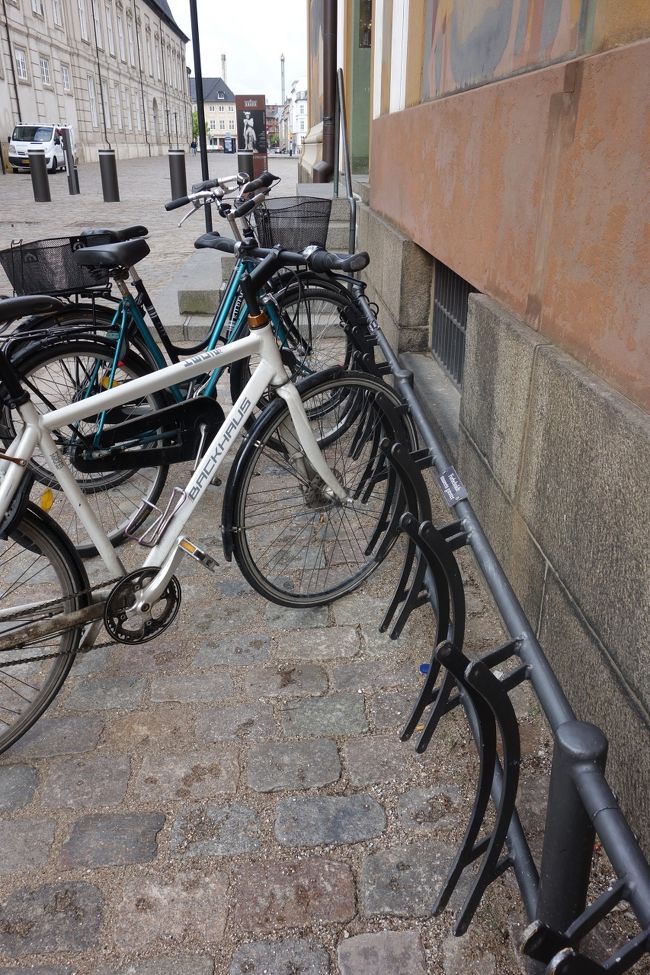 駐輪のための自転車留めもイロイロ。<br />どれもシンプルなのがいい。