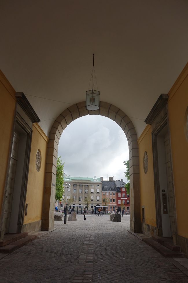 クリスチャンボー城。<br />市内にお城が幾つもある。<br />ここはアーチ門をくぐるのみ。