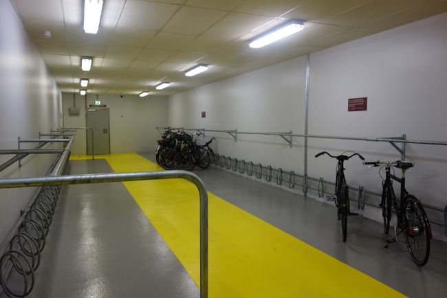 地下鉄の駅に接して地下駐輪場。<br />自転車族に至れり尽くせりだ。