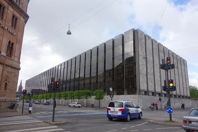 デンマーク国立銀行。<br />設計はヤコブセン。<br />内部の見学は出来ないのが残念。<br />大きな吹き抜けに階段が吊り下げられている。