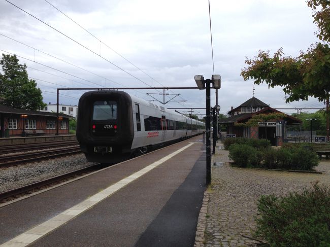 美術館を後にして、同じ路線にある「ベルビュー・ビーチ」へ向かう。<br />ところが、特急列車に乗ってしまい行き過ぎる。<br />反対向きに乗り換えたら、また特急。<br />駅員に聞いて、3度目正直で「ベルビュー・ビーチ」へ到着。