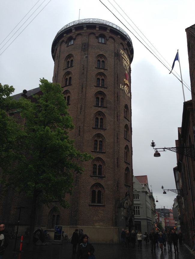 コペンハーゲンの街に戻る。<br />やはり塔には登らないと。<br />17世紀に建てられた「ラウンド・タワー」へ向かう。<br />