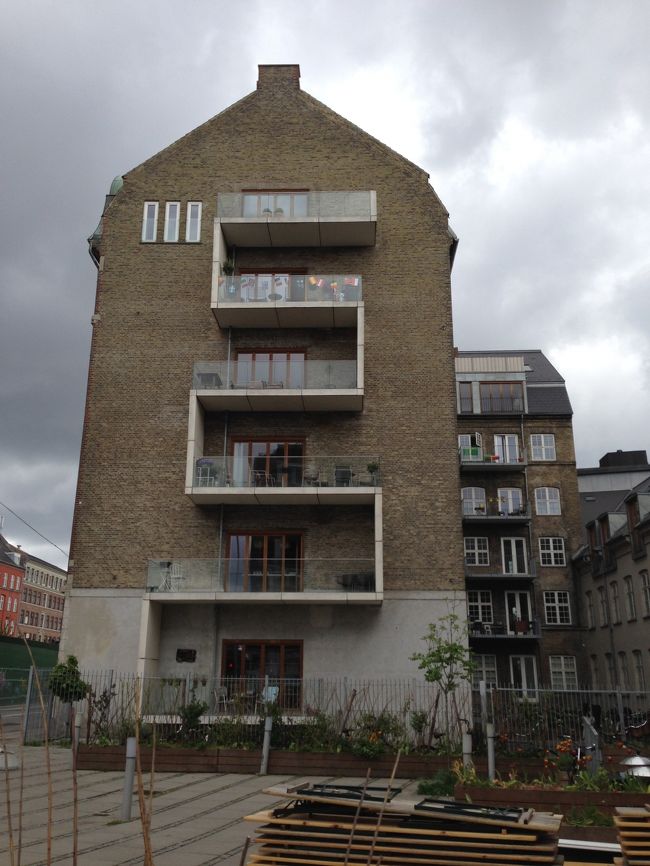 ホテルまで1駅分、歩いて戻る。<br />場所柄か、アパートメントが多い。<br /><br />こんなベランダのデザインは見たことがない。<br />どの家もベランダまわりが綺麗なのは驚き。