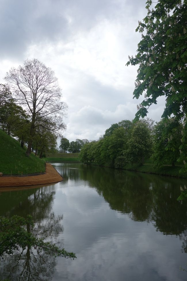 見残した所をまわろう。<br />まずは「人魚の像」へ向かう。<br />カステレット要塞の堀沿いを進む。<br />