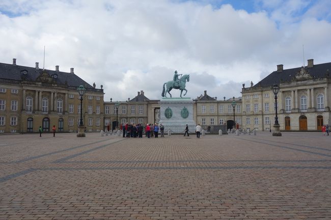 この広場は、アメリエンボー宮殿の中庭。<br />現在の王宮とのこと。<br />確かに衛兵もいる。