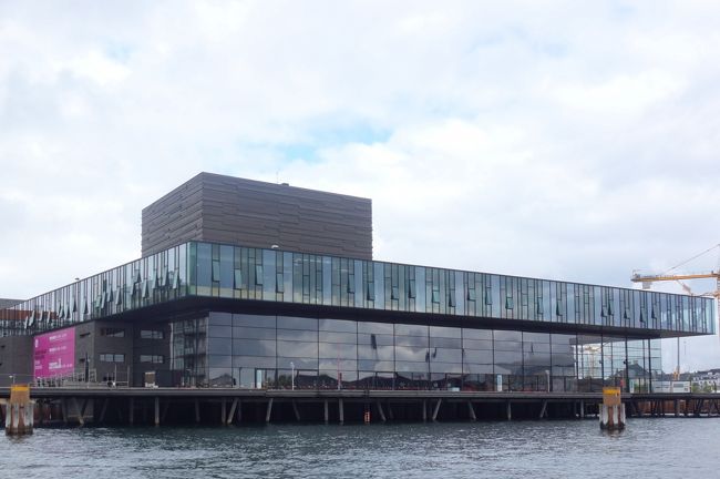 まず見えてきたモダンな建物は、デンマーク芸術文化センター。