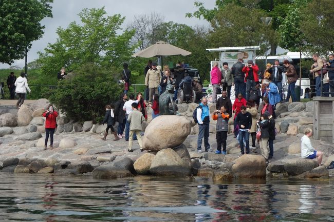 さっき行った「人魚の像」の後ろ姿。<br />像の小ささが判るだろう。