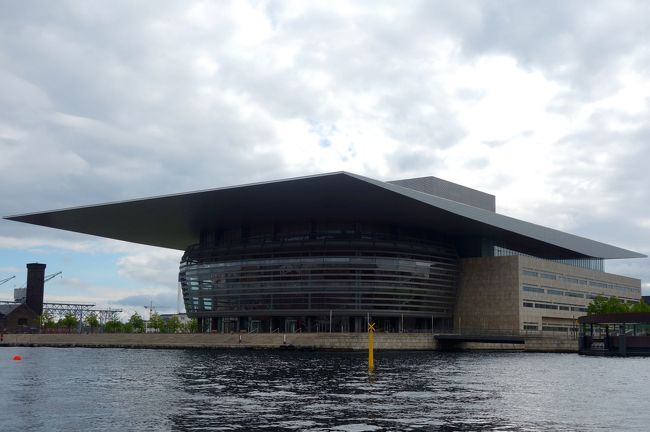 そして、この巨大な建物が、オペラハウス。<br />果たして、こんなに大きな庇がいるのだろうか？<br />設計は、デンマークを代表する建築家、ヘニング・ラーセン。