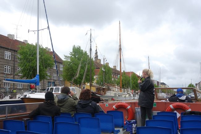 水上バスの案内ガイドのお姉さん。<br />3カ国語（デンマーク、スウェーデン、英語）で解説。<br />クリスチャン・ハウンの街並。<br />