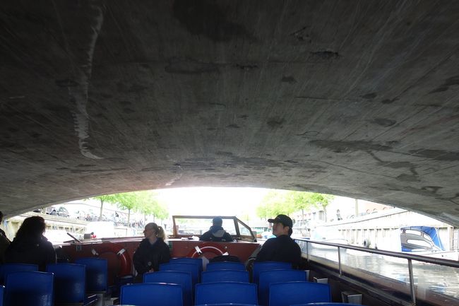 橋を通過する際は、お姉さんも座る。<br />立っていると危ない！！