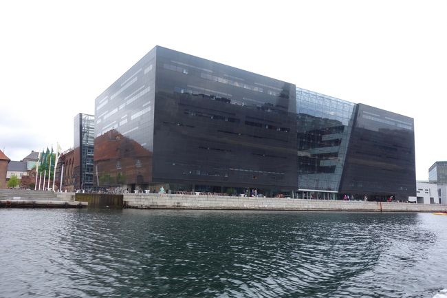 存在感のある王立図書館。<br />ブラック・ダイヤモンドと言われているのが判る。<br />