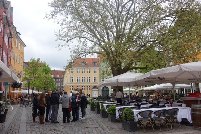 街の中にはこんな広場も。<br />洒落た屋外カフェ。
