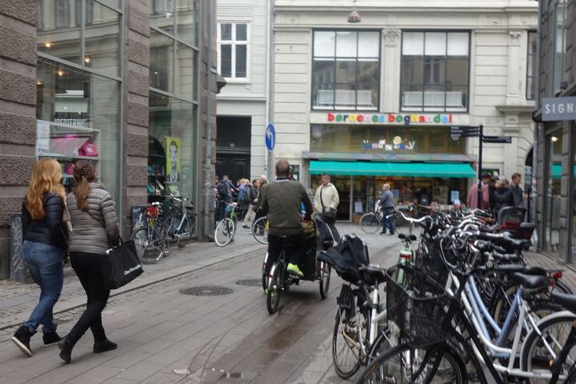 デンマークに来て驚いたのは自転車の多さ。<br />自転車のレパートリーも多くて、子供を乗せるための3輪車も。