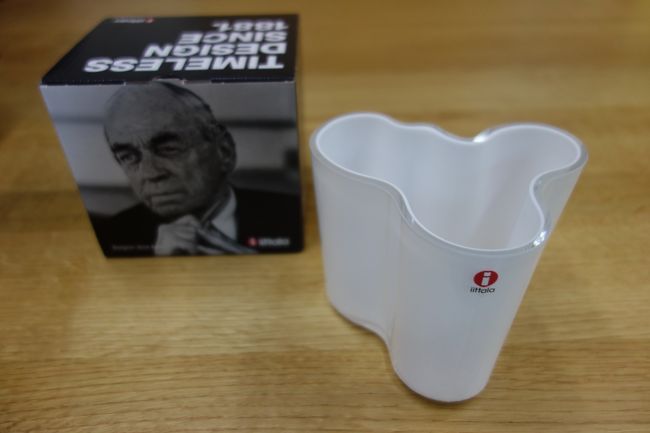 アアルトベースという名前の花瓶。<br />アルバ・アアルトのデザイン。<br />イッタラ製。<br />【フィンランド】