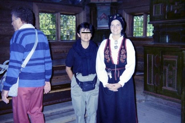 民族衣装を来たガイドさんと