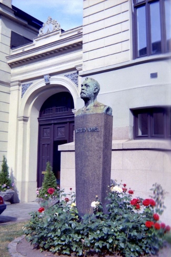 ノーベル財団の前　ノーベルの銅像