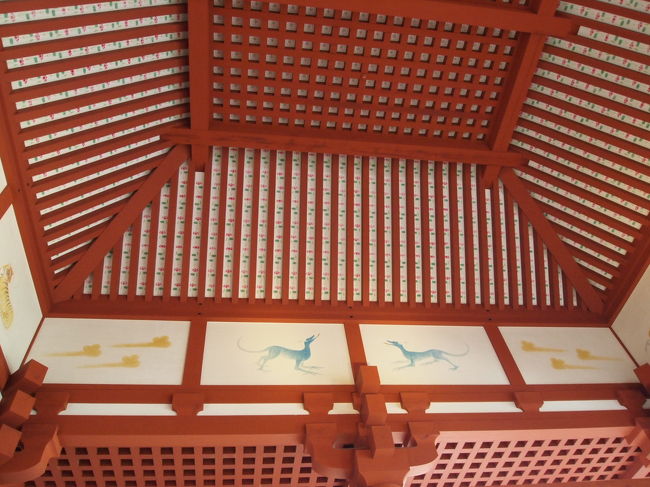 これらを描いたのは上村松園という女流画家の孫の上村淳之さん。中国の四神(青龍、白虎、玄武、朱雀)と十二支の壁画が描かれてますが、「当時はもちろんこんなの描かれていません」とボランティアの方。