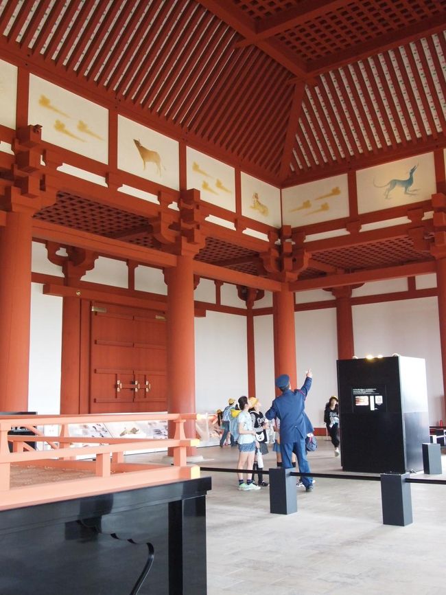 屋根下の壁に、この建物には違和感のある動物の絵が描かれてます。(質問せずにはいられません)<br />