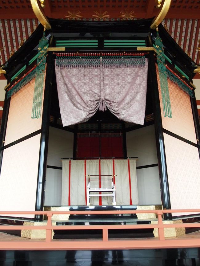 復原とはいえ華美さがないのが当時っぽい。<br />この玉座に元明・文武・元正・聖武天皇が座ったそう。