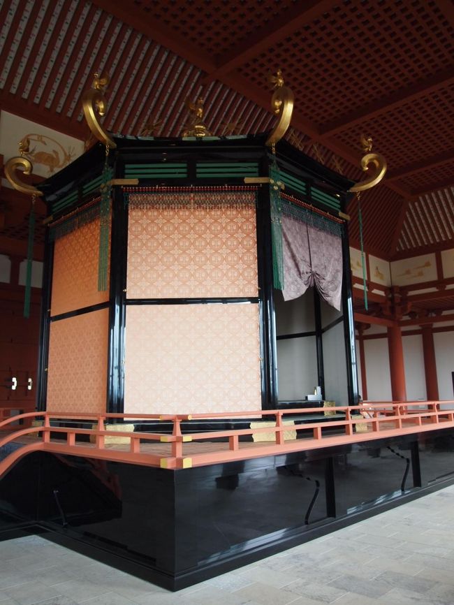 天皇の玉座　高御座。屋根に鳳凰の飾りが見られます。<br />京都御所に本物があるそうですが、それと比べるとシンプルな感じ。<br />黒い台座にくぼみが見えますがここに何かまたはめ込まれるんじゃないでしょうか。これからさらに手を加えられそう。