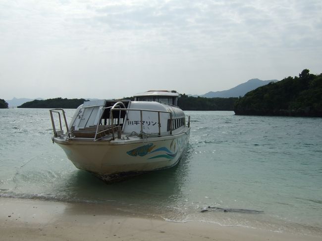 丸太などがあるので、みな座って待つ。<br />船が到着。<br />みなさん、どどーっと乗り込む。<br /><br />満席！日本人のみ。