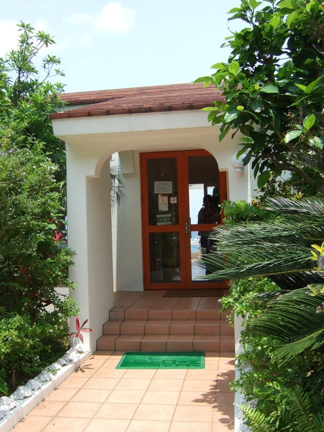 今日は火曜日で「明石食堂」さんが定休日だったので<br />「ベイベール」でランチすることしました。<br /><br />11時半くらいに到着したけど駐車場は満車で待機している車が数台。<br />川平湾の方へ少し進むと左に駐車場があるのでそこに止めました。<br />歩いて数分です。