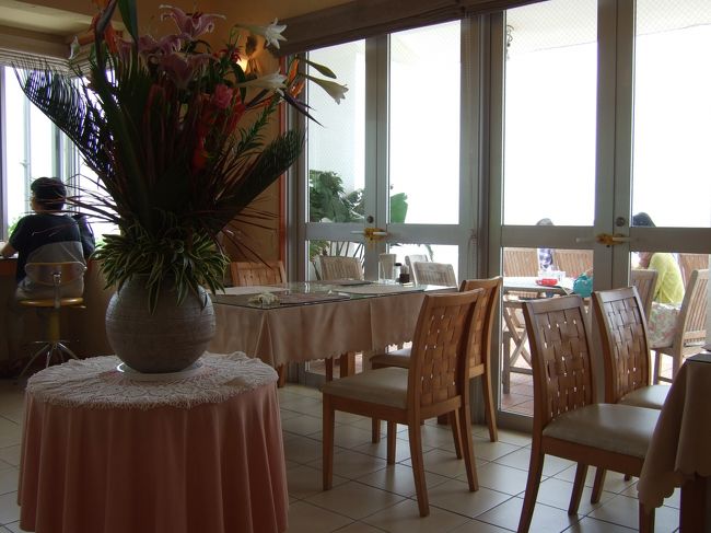 中に入ると数名の方が並んでいました。<br />ウェイテングシートがないので忙しい店員さんをつかまえて<br />人数と名前を伝えます。<br /><br />http://bellver.info/