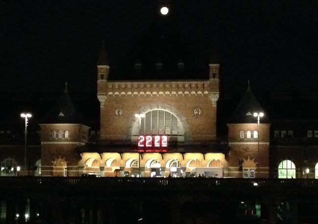 街歩きを終え、ホテルへ向かう。<br />駅のところまで帰ってくると、22時20分。<br />せっかくなので2分待って、22時22分になったところで、写真。<br />なんと満月も出ている。<br />