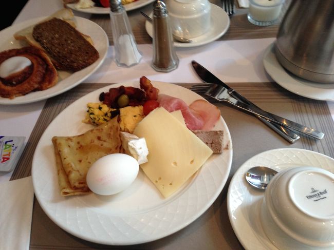 今日で最後のホテル朝食。<br />チーズ、ハム、ゆで卵、素朴だが美味しい。<br />パンはさすがにデニッシュ・ペストリー。