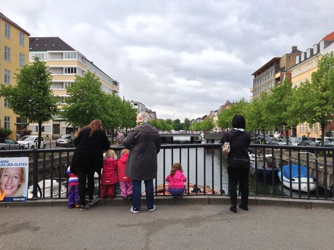 橋から水上バスを眺める子供だち。<br />のどかな景色。