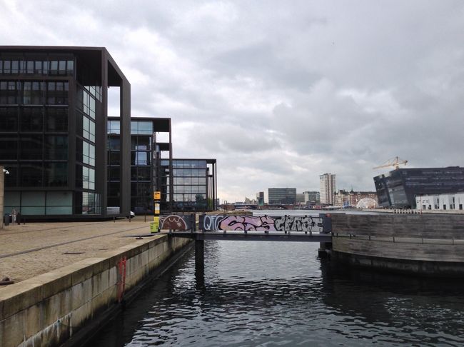 中央駅まで戻る途中。<br />運河沿いにモダンな建物はオフィスだろうか。<br />奥には王立図書館が見える。<br />