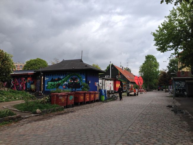 カラフルな色彩。<br />しかし、歩いている人を見ると、なにか…。<br />あまり長居するところでは無さそうだ。<br />