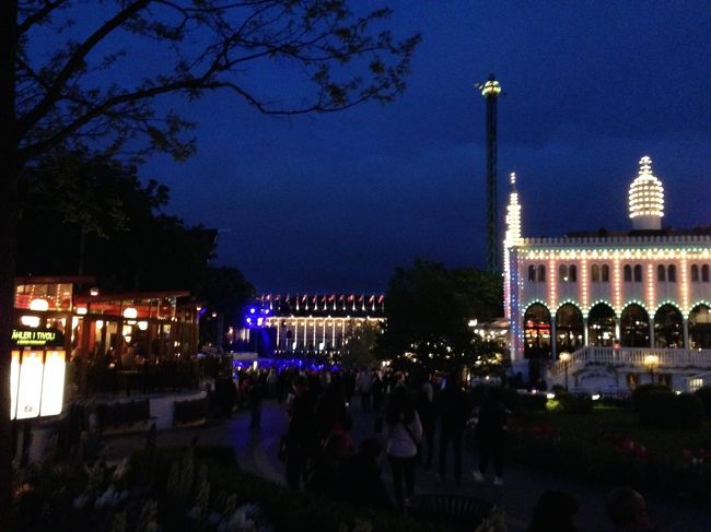 たまたま、ライブステージに遭遇。<br />園内は若い男女で大賑わい。<br />大人の遊園地なんだ。<br />