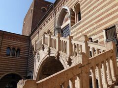 市庁舎の優美なゴシック様式の階段♪